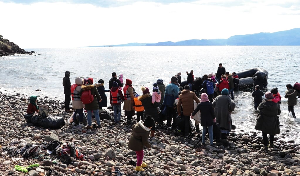 Een groep migranten stapt in Ayvacik aan de Turkse kust op een opblaasboot waarmee ze willen oversteken naar Griekenland.   (beeld afp)