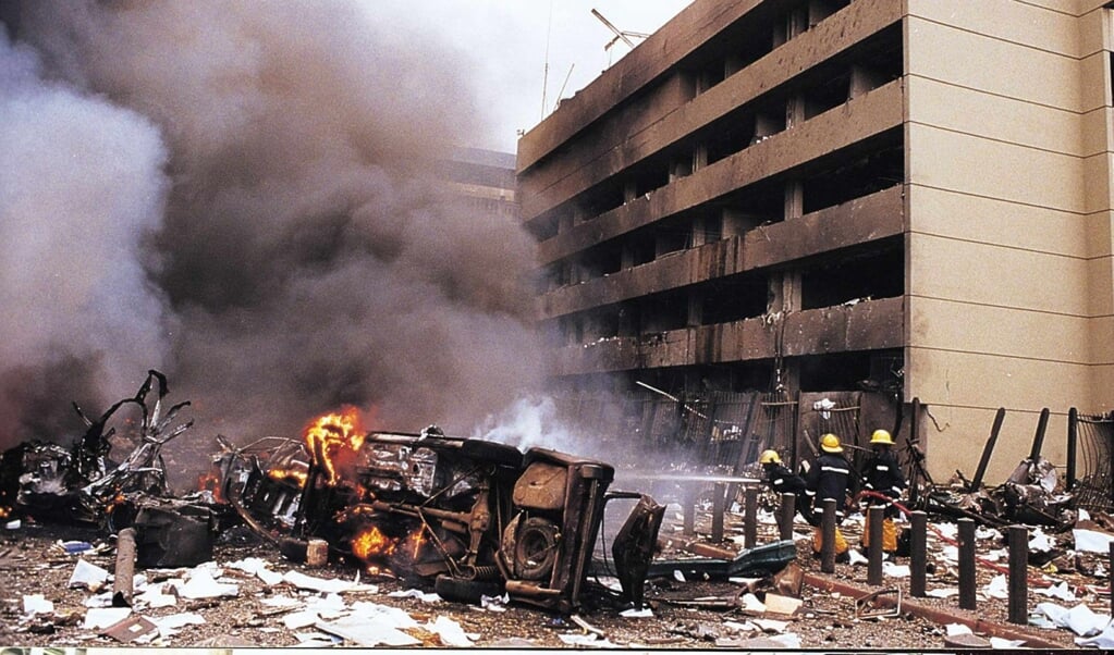Ravage na de dodelijke aanslag op de Amerikaanse ambassade in de Keniase hoofdstad Nairobi, op 7 augustus 1998. Exact 22 jaar later werd Muhammed al-Masri, een bij de aanslag betrokken al-Qaedaleider, in Teheran geliquideerd. (beeld EPA)
