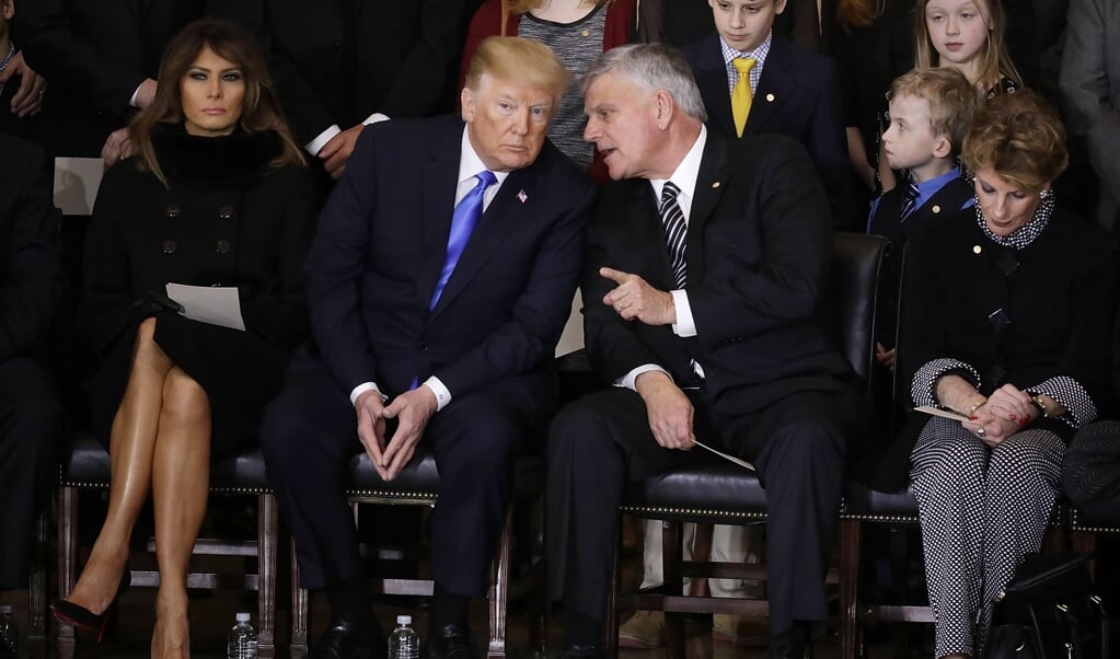 'First lady' Melania Trump, de Amerikaanse president Donald Trump, Franklin Graham en diens dochter Gigi Graham in 2018, na de dood van Billy Graham. (beeld Epa/Chip Somodevilla / Pool)