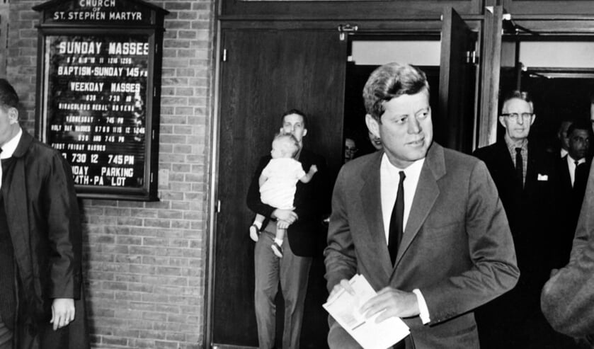Kennedy verlaat de Stephen the Martyr-kerk in Washington