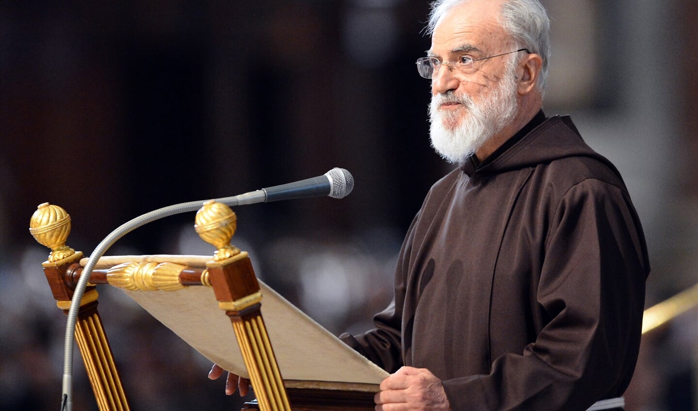 De kapucijnerpater Raniero Cantalamessa tijdens zijn preek op Goede Vrijdag van 2012 in de hoedanigheid van prediker van het Pauselijk Huis. 