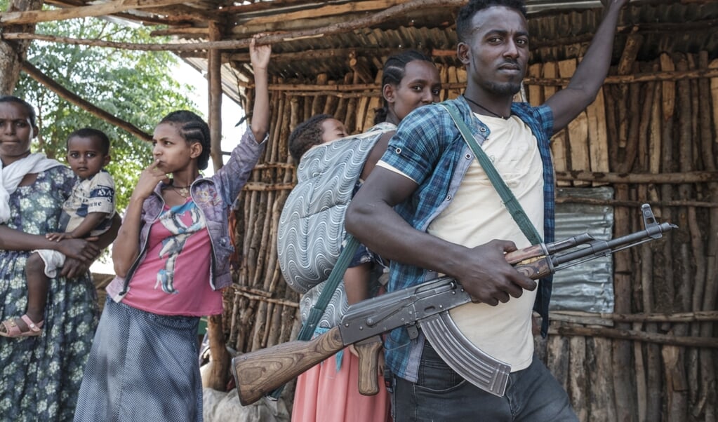 Een lid van een Amhaarse militie met een kalasjnikov. De regio Amhara maakt aanspraak op een deel van Tigrays grondgebied. (beeld afp / Eduardo Soteras)