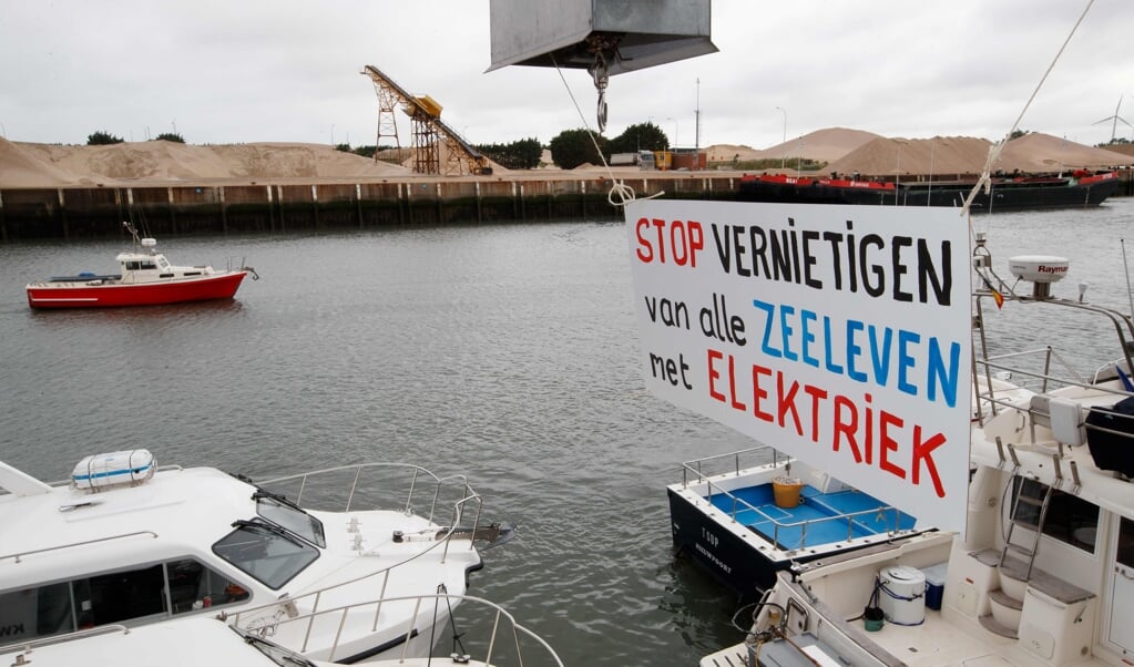 De pulsvisserij roept bij tegenstanders veel emoties op, zoals hier in 2018 in het Belgische Nieuwpoort. (beeld afp / Kurt Desplenter)