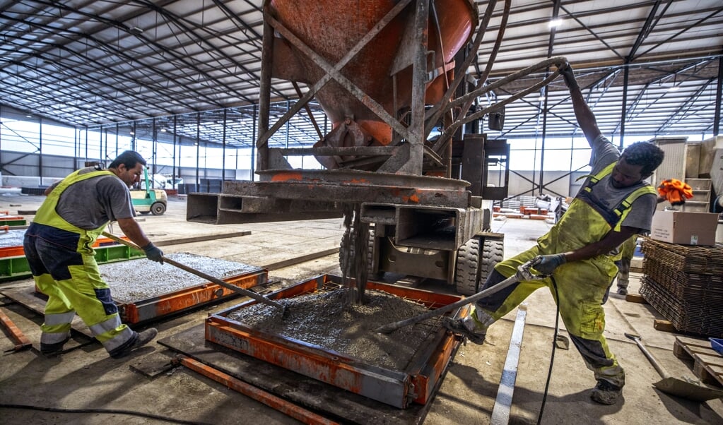 Zaandam- speciaal gerecycled duurzam beton wordt gemaakt bij Smart Circulair product in zaandam waarvan o.a. platen voor fietspaden worden gemaakt. bij repo foto raymond rutting / de volkskrant (beeld Raymond Rutting)