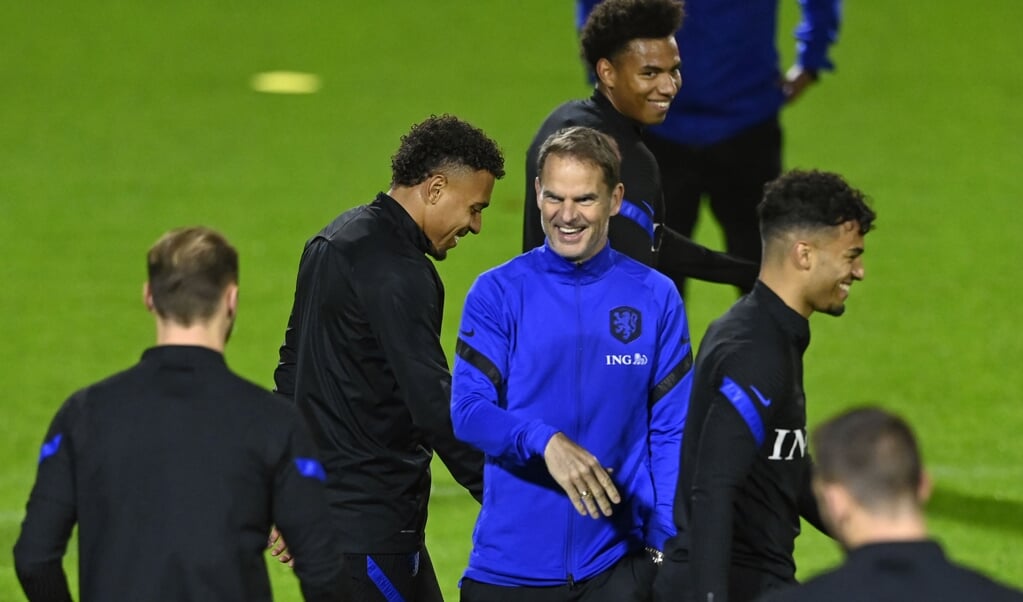 TrainerFrank de Boer heeft lol tijdens de training van het Nederlands elftal ter voorbereiding op de oefenwedstrijd tegen Spanje. (beeld anp / Olaf Kraak)