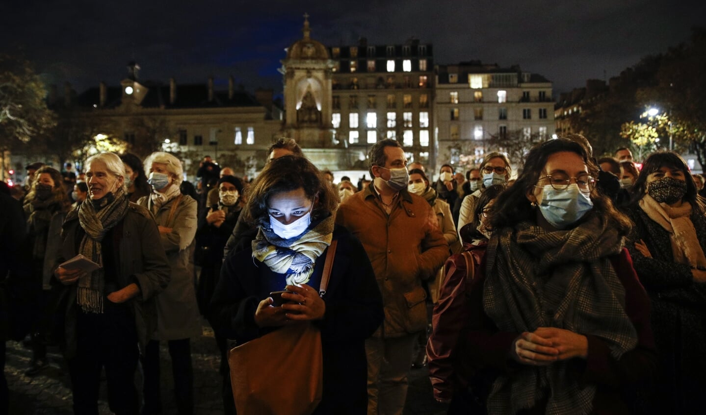 Franse christenen demonstreren in Parijs tegen het sluiten van de kerken.