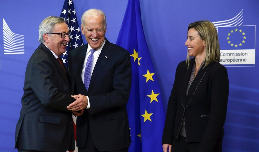 In 2015 bezocht de toenmalige Amerikaanse vicepresident Joe Biden de Europese Commissie. Voorzitter Jean-Claude Juncker was tevreden. (beeld epa / Olivier Hoslet)