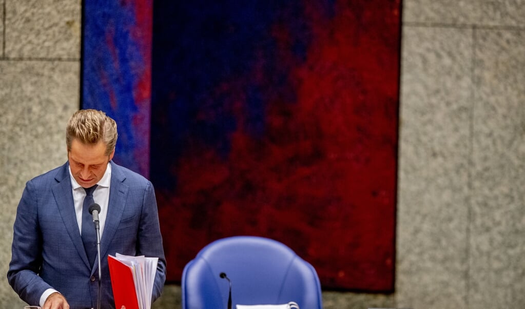 Minister Hugo de Jonge van Volksgezondheid tijdens het debat over het coronavirus. (beeld anp / Robin Utrecht)