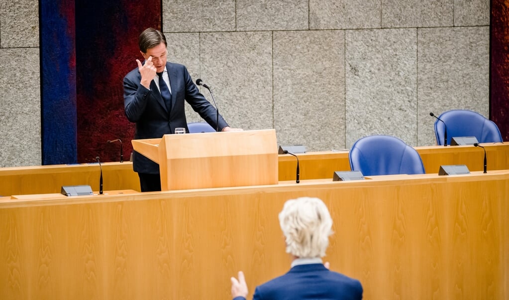 Premier Mark Rutte en Geert Wilders (PVV) botsen in de Tweede Kamer tijdens het wekelijkse vragenuur over het veto van Polen en Hongarije. (beeld anp / Bart Maat)