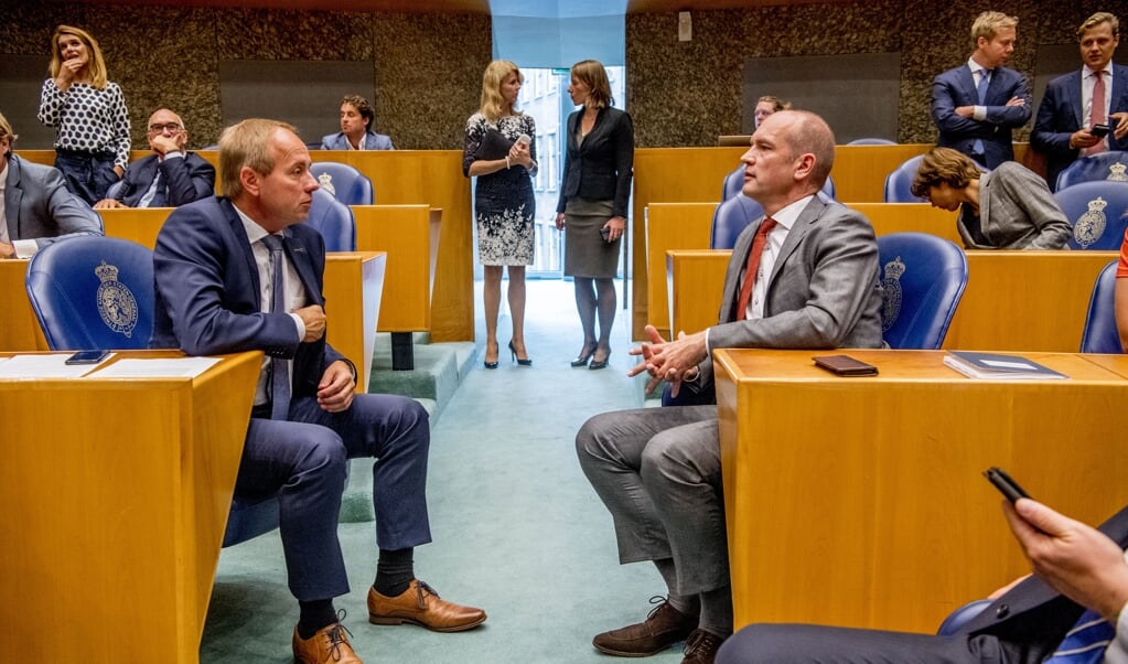 SGP-leider Kees van der Staaij en zijn ChristenUnie-collega Gert-Jan Segers. Zij stemden verschillend over een einde aan schoolverklaringen die homoseksualiteit afwijzen. (beeld anp / Robin Utrecht)