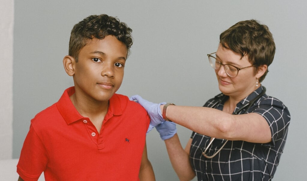 Een jongen krijgt een vaccinatie toegediend.  (beeld SELF magazine)