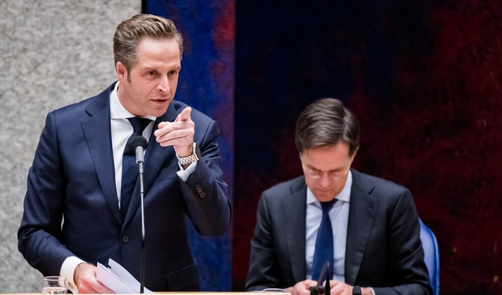 Minister Hugo de Jonge en premier Mark Rutte tijdens het plenaire debat in de Tweede Kamer. (beeld anp / Bart Maat)