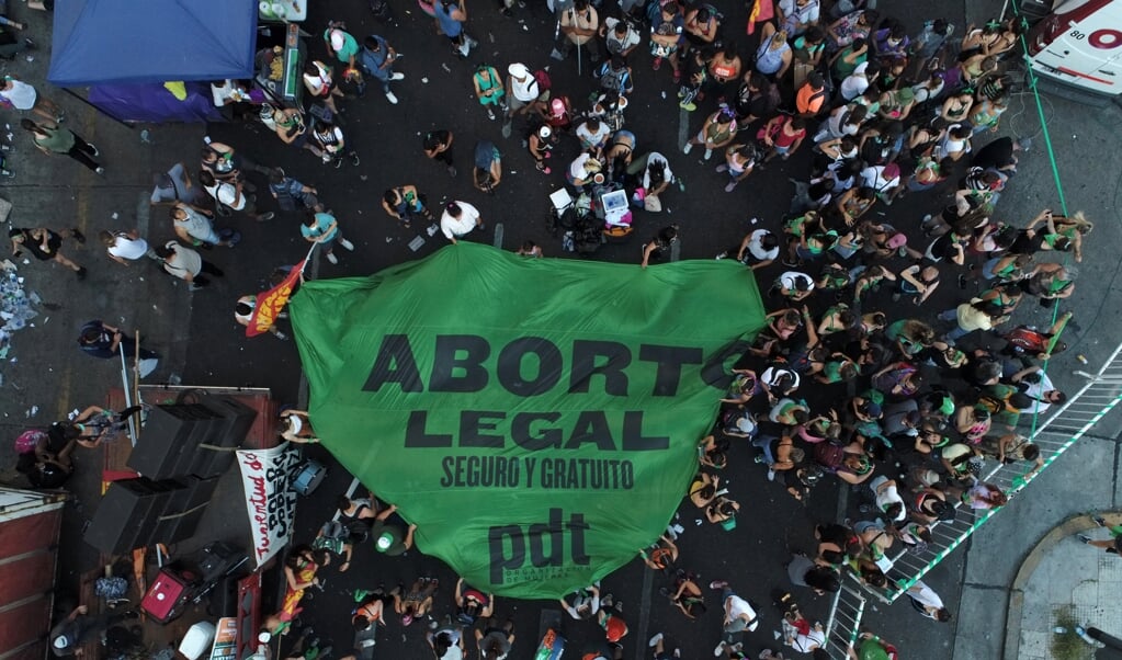 2020-12-10 20:12:43 Aerial view showing abortion rights activists gathering outside the Argentine Congress in Buenos Aires, on December 10, 2020, as legislators debate a bill to legalize abortion. Argentine lawmakers began discussions on a new bill to legalize abortion Thursday, reopening a debate that has bitterly divided the traditionally Catholic South American nation. The session is expected to continue in the early hours of Friday.
Emiliano LASALVIA / AFP  (beeld the Session is Expected to Continue in the Early Hours of Friday.
emiliano Lasalvia / afp)