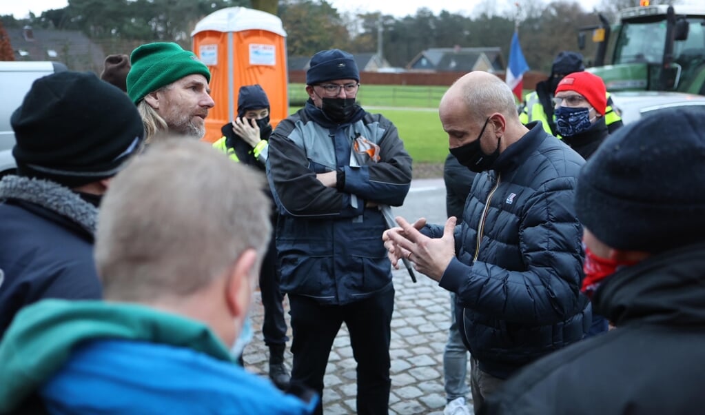Een groep van ongeveer tien boeren reisde naar het Brabantse Heeswijk-Dinther om te praten met Jumbo-directeur Frits van Eerd. (beeld anp / Bart Meesters)