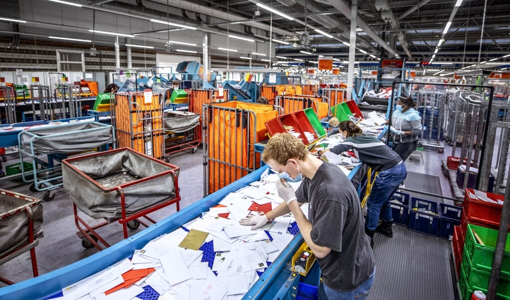 De verwerking van de kerstkaarten bij PostNL in het Amsterdamse havengebied. (beeld Raymond Rutting)