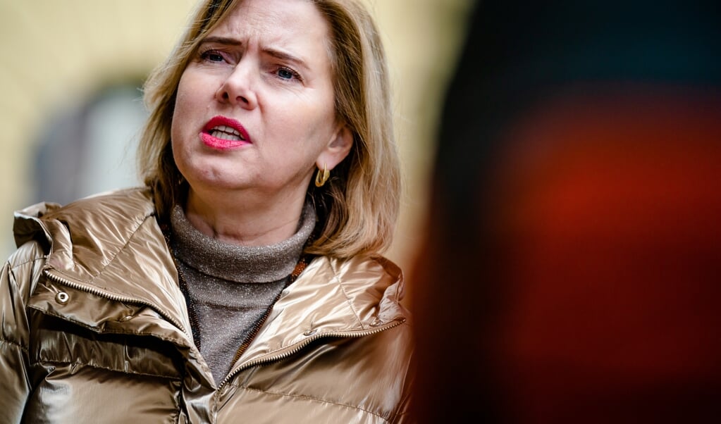 Minister Cora van Nieuwenhuizen bekijkt of het mogelijk is om reizigers te verplichten tot een verklaring waaruit de noodzakelijkheid van de reis blijkt. (beeld anp / Bart Maat)