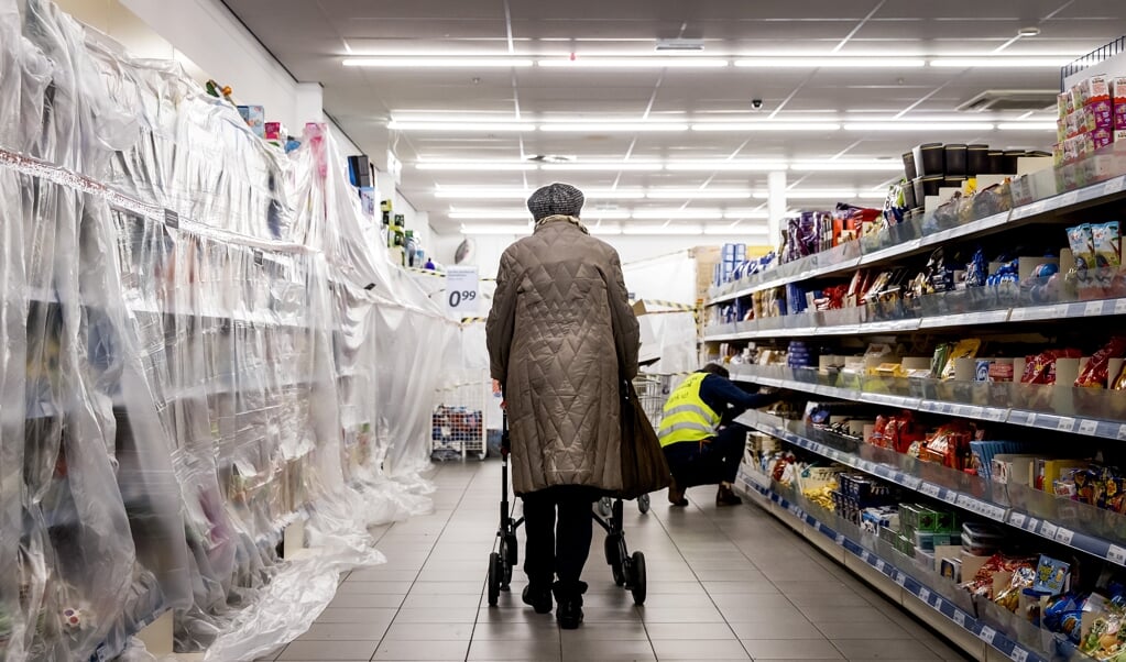 Een van de eerste klanten in de Action na de opening van een filiaal. De ruim vierhonderd winkels van de budgetketen in Nederland openden in eerste instantie weer hun deuren voor klanten. Die konden bij de budgetketen uitsluitend terecht voor producten die als essentieel worden beschouwd, zoals schoonmaakmiddelen, hygiëneproducten en etenswaren. (beeld anp / Koen van Weel)