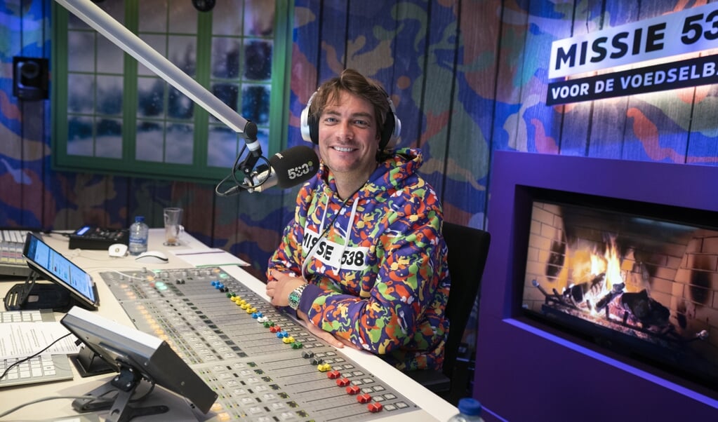 Frank Dane tijdens de officiële opening van Missie 538, waarmee Radio 538 aandacht vraagt voor de voedselbank. (beeld anp / Jeroen Jumelet)