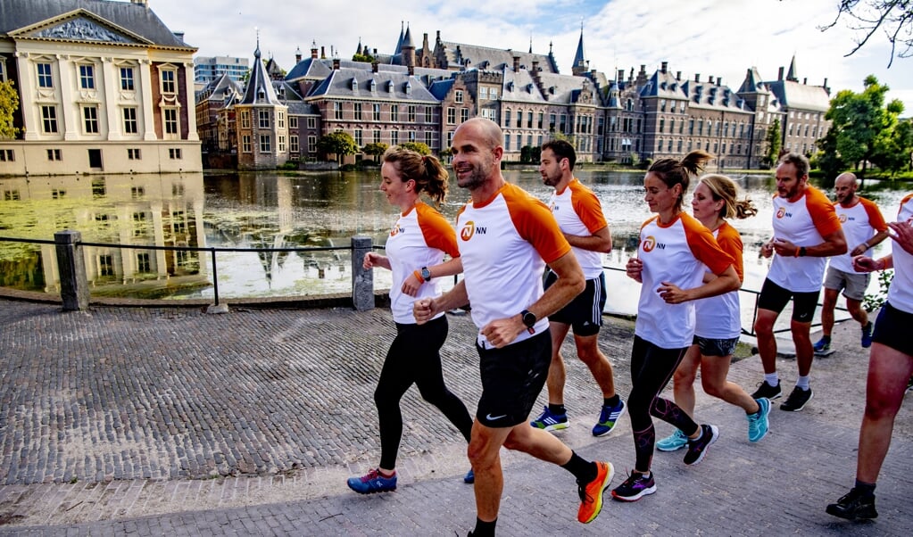 Een hardloopclinic in Den Haag, september 2019, onder leiding van oud-topschaatser Erben Wennemars. (beeld anp / Robin Utrecht)