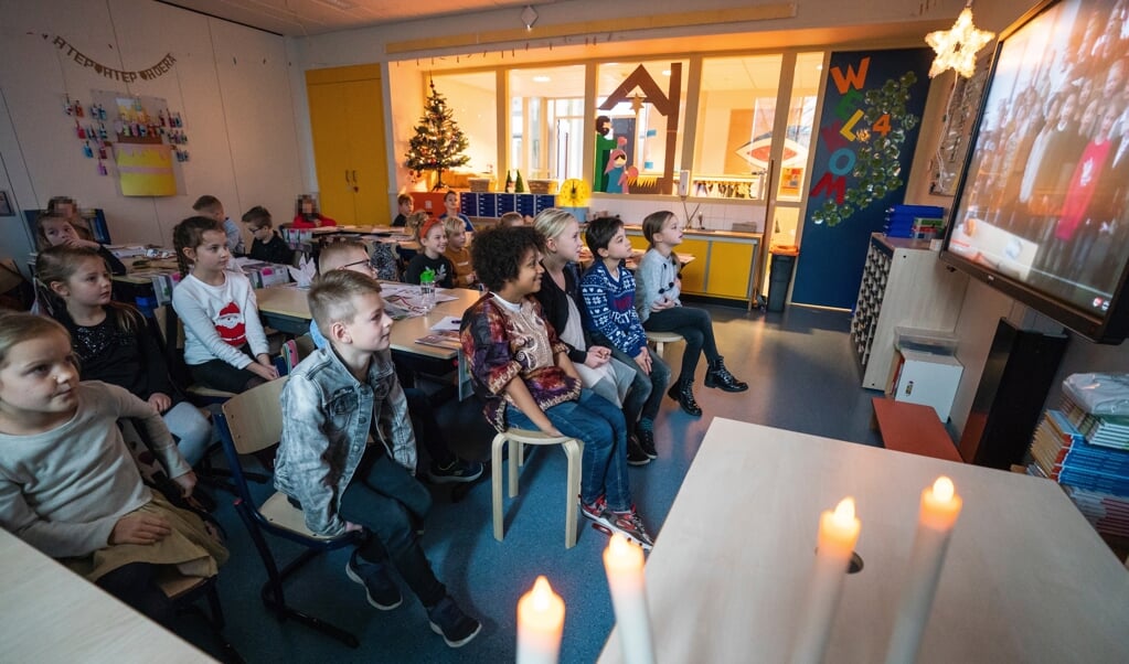 Groep 4 van christelijke basisschool Juliana kijkt naar de speciale kerstfilm. (beeld Jeroen Jumelet)