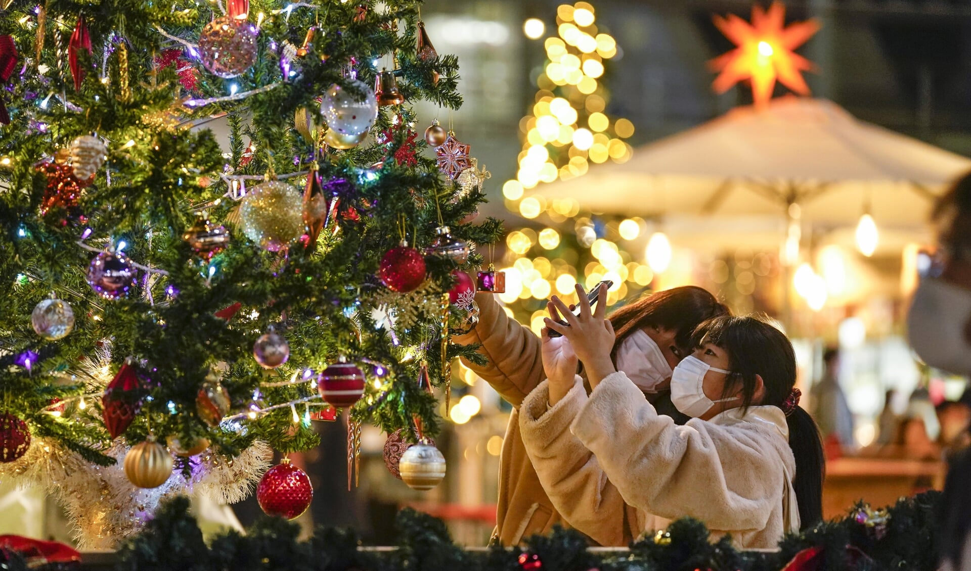 Winkelend publiek bij een kerstshow in Japan. De Japanse regering maakte bekend dat reizigers uit het Verenigd Koninkrijk vanaf donderdag worden geweerd.