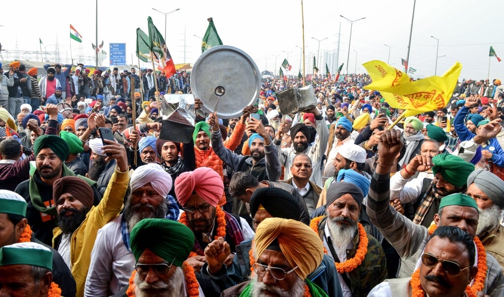Grote groepen boeren voeren al een maand protest tegen de landbouwwetten van de Indiase regering Modi.  (beeld afp)