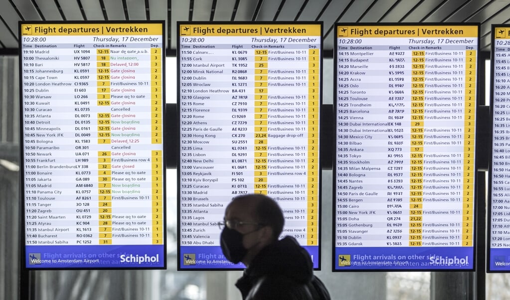 Schiphol, donderdag. 'Zelfs nu mogen luchtvaart en topsport nog doorgaan.' (beeld anp / Remko de Waal)