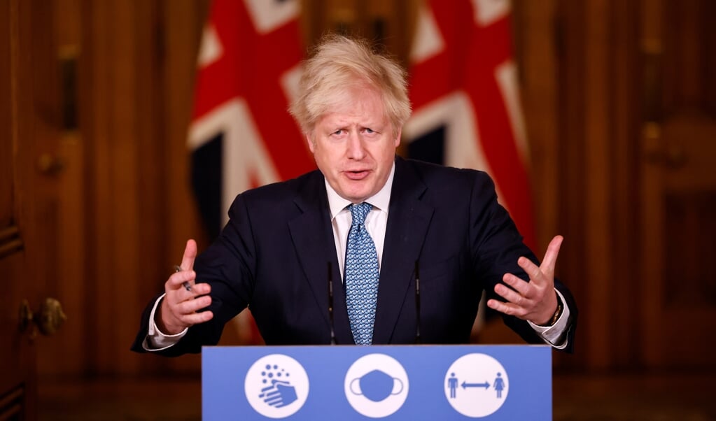 Boris Johnson tijdens een online-persconferentie over de nieuwe virusvariant. (beeld afp / Tolga Akmen)