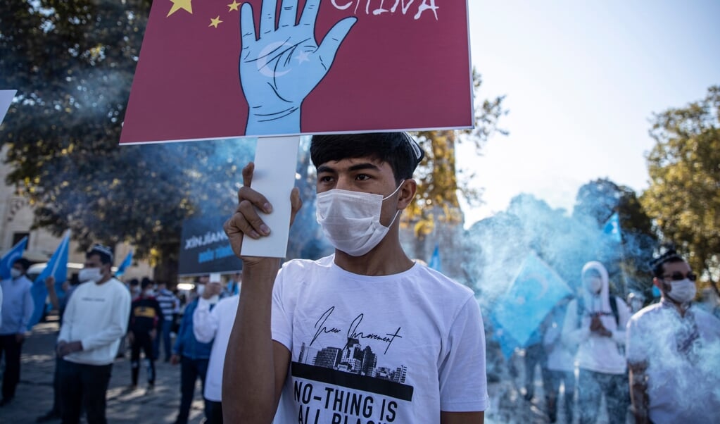 Een Oeigoer in Istanbul neemt deel aan een protest tegen China's beleid rondom Oeigoeren.  (beeld epa / Erdem Sahin)