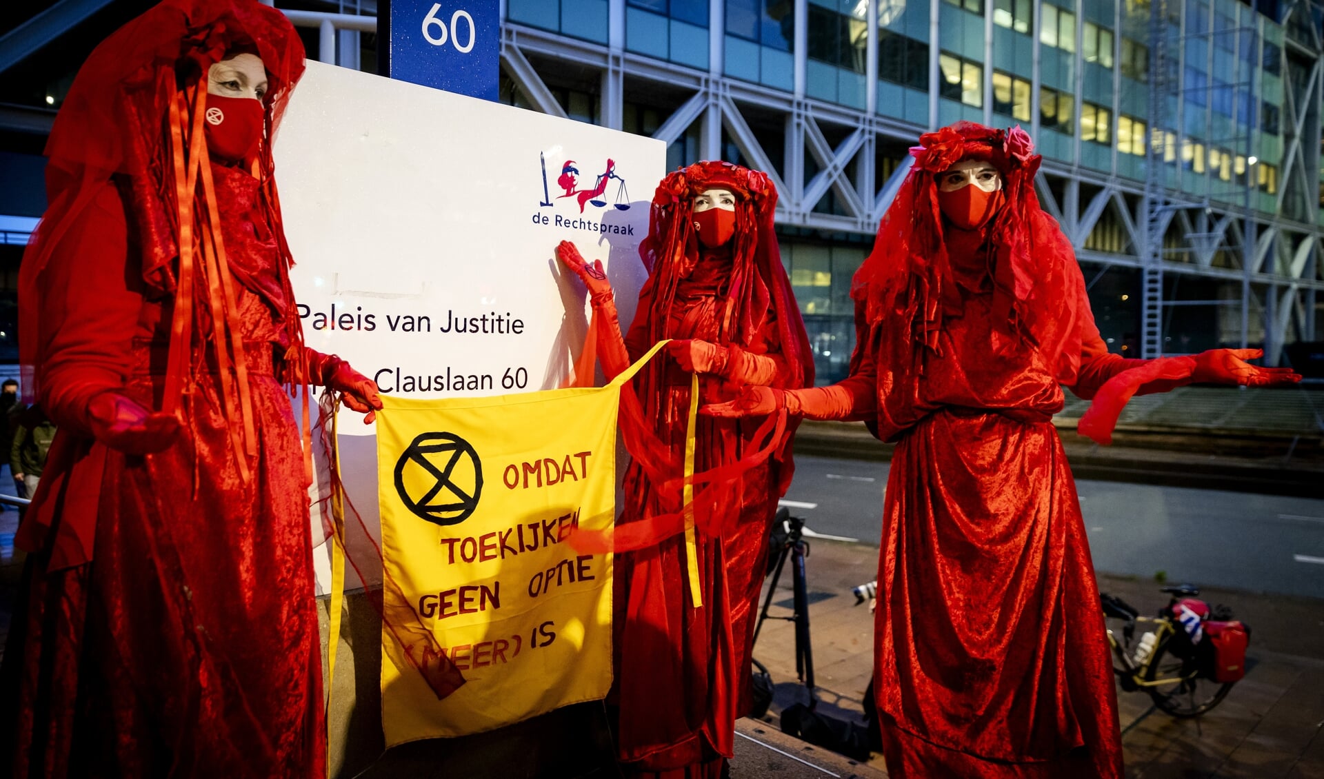 Actievoerders bij de rechtbank waar Milieudefensie samen met zes andere organisaties een zaak heeft aangespannen tegen Shell. 