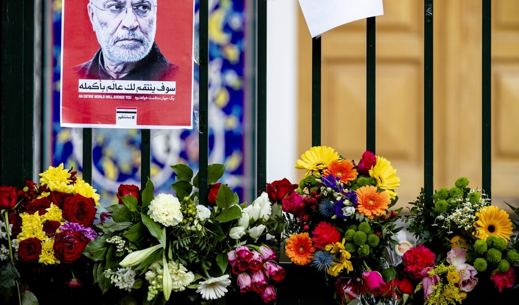Bloemen en posters bij het hek van de Iraanse ambassade ter nagedachtenis aan de onlangs omgebrachte Iraanse generaal Qassem Soleimani. (beeld anp / Sem van der Wal)