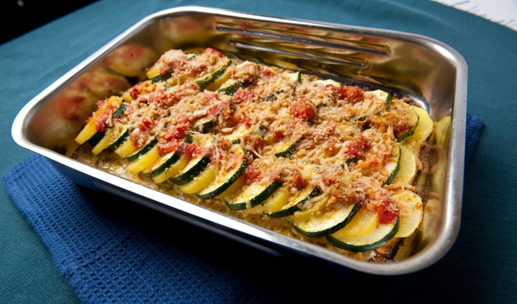koken, restjes, koelkast, verspilling, groente vetten, zalm, verzadig vet, onverzadigd vet, noten gezond, man en vrouw multicultureel, diversiteit, vitamine d, marokkaans, turks, Schijf van Vijf (beeld voedingscentrum)