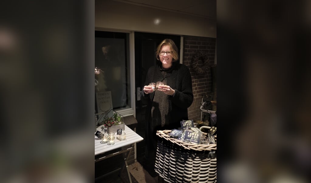 Mirjam Prins van stichting Present toont een aantal van de 350 lichtjes die door vrijwilligers van diverse kerken zullen worden uitgedeeld op zaterdag 19 december. (beeld Dick Vos)