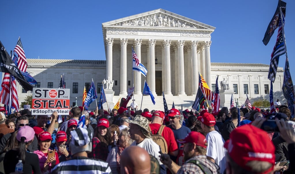 Aanhangers van president Trump demonstreren voor het Hooggerechtshof tegen de 'diefstal van de verkiezingen'. (beeld epa / Shawn Thew)