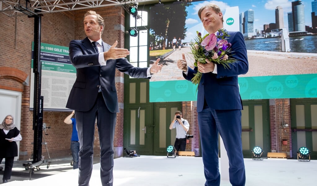 Hugo de Jonge en Pieter Omtzigt tijdens de bekendmaking van de uitslag van de tweede stemronde om het lijsttrekkerschap van het CDA. (beeld anp / sem van der wal)