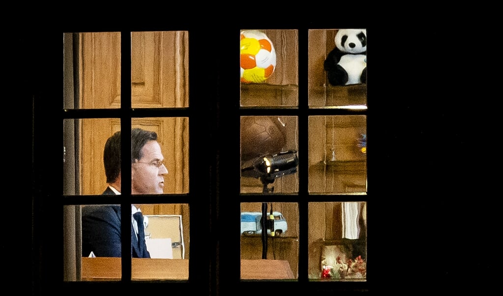 Premier Mark Rutte tijdens de afkondiging van de lockdown, om de forse stijging van het aantal coronabesmettingen om te buigen.  (beeld anp / Sem van der Wal)