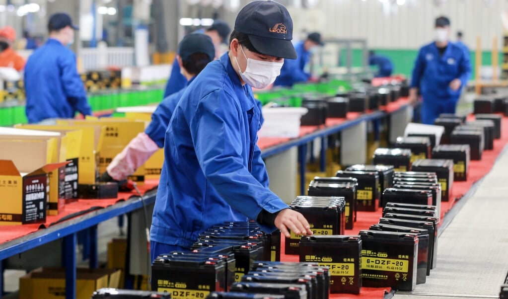 Een fabriek voor lithiumbatterijen in het oosten van China. Europa is nu nog erg afhankelijk van China voor de bouw van bijvoorbeeld elektrische auto's en wil de batterijproductie meer in eigen hand zien te krijgen. (beeld afp)