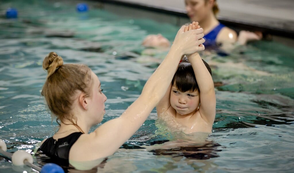 Het is belangrijk voor kinderen om in beweging te blijven, al zijn de zwembaden voorlopig gesloten.  (beeld anp / Robin van Lonkhuijsen )