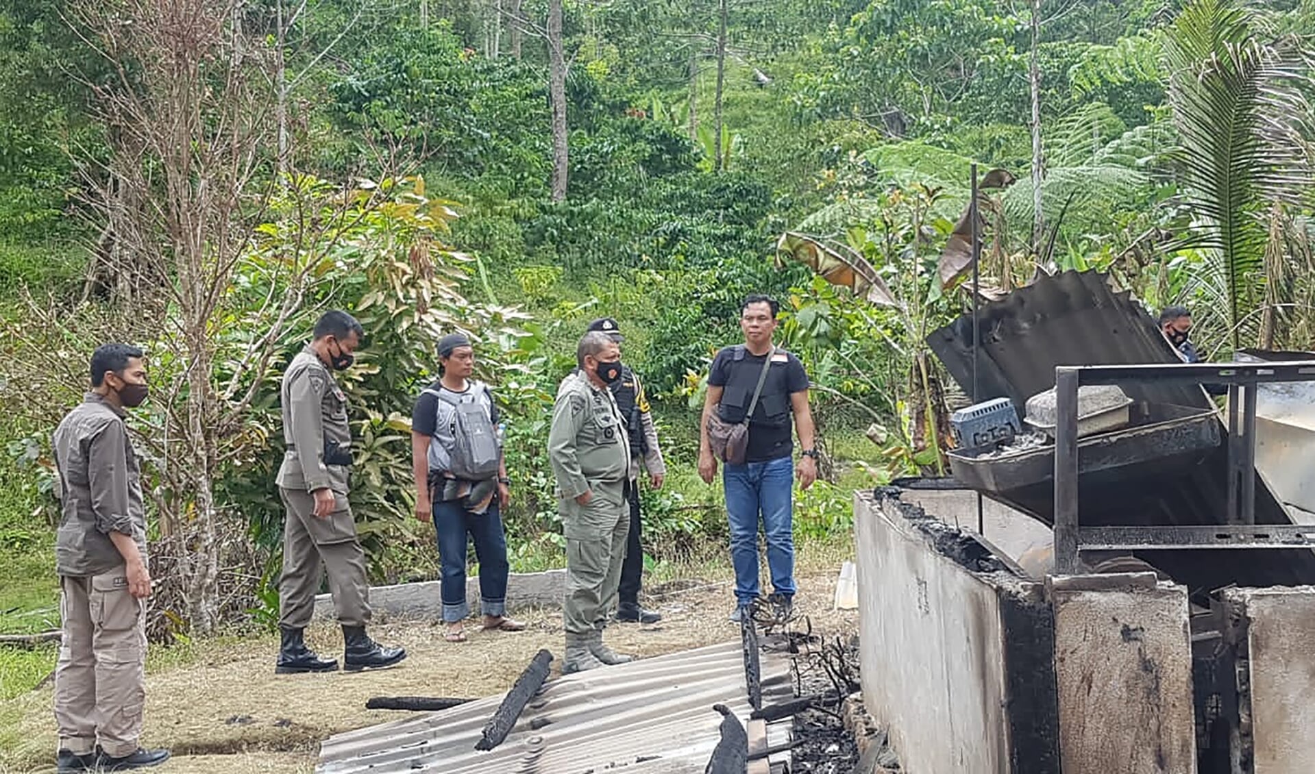 De politie van Centraal-Sulawesi inspecteert de post van het Leger des Heils na de aanslag van 28 november. 
