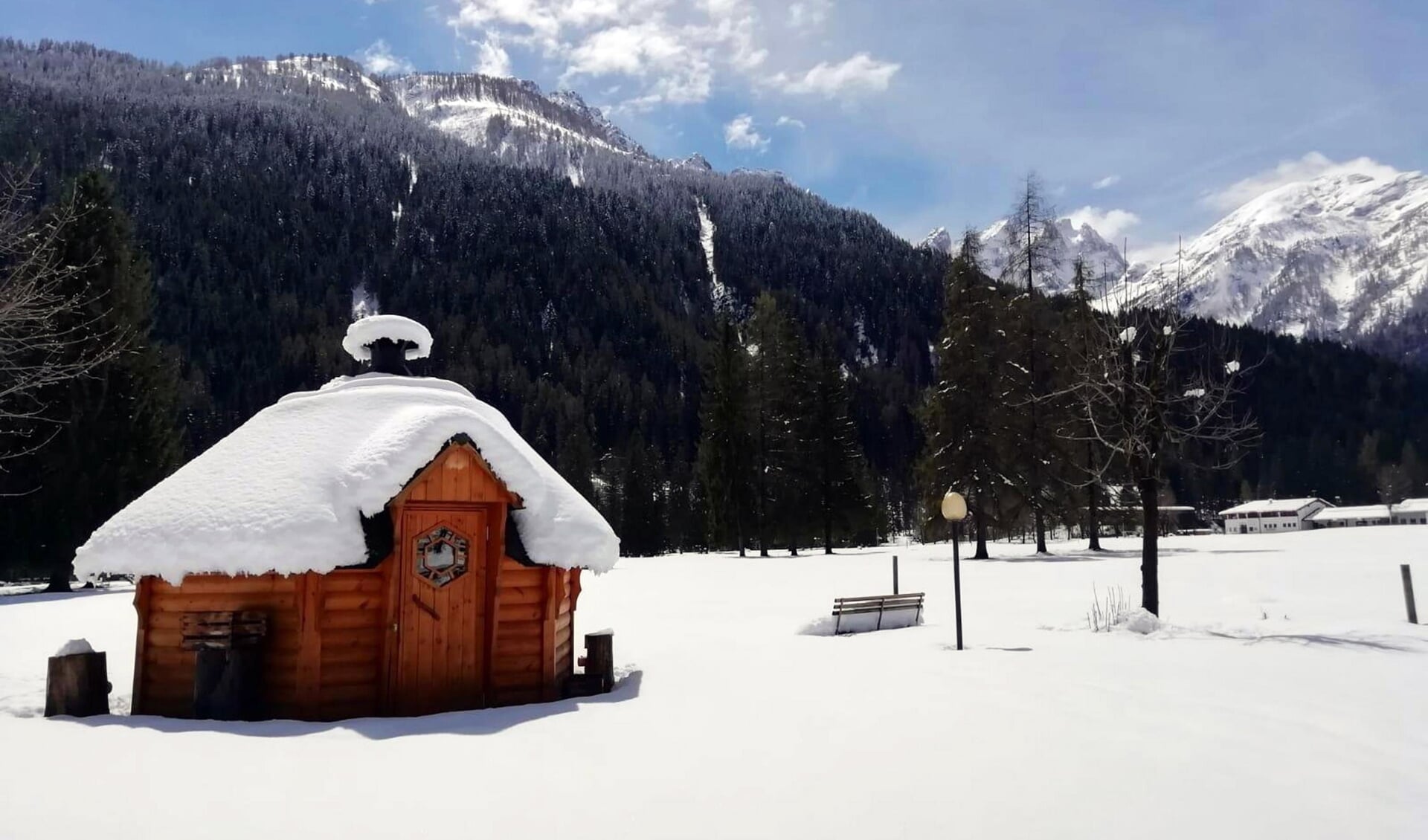 Veel sneeuw en nauwelijks toerisme in de Dolomieten deze week.