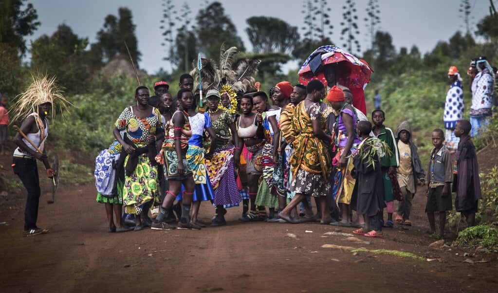 Een processie na de besnijdenissen. De besneden meisjes en jongens lopen onder paraplu's behangen met kleine cadeautjes. (beeld terre des hommes / Arie Kievit)