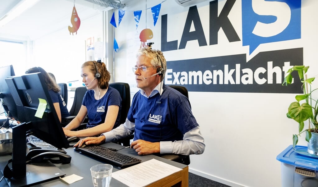 Arie Slob, minister voor Basis- en Voortgezet Onderwijs en Media, tijdens een bezoek aan de Klachtenlijn van Laks in 2019. Waarom houdt de minister zo krampachtig vast aan zijn besluit om de eindexamens dit schooljaar door te laten gaan? (beeld anp / Robin van Lonkhuijsen)