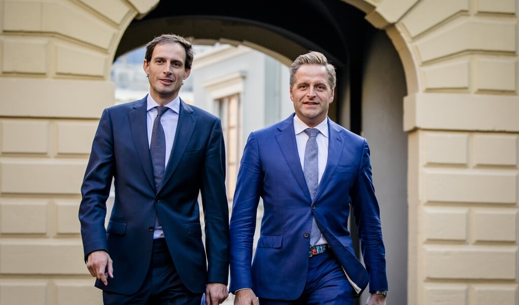 Archieffoto uit 2019: Wopke Hoekstra en Hugo de Jonge arriveren op het Binnenhof voor de wekelijkse ministerraad. (beeld anp / Bart Maat)