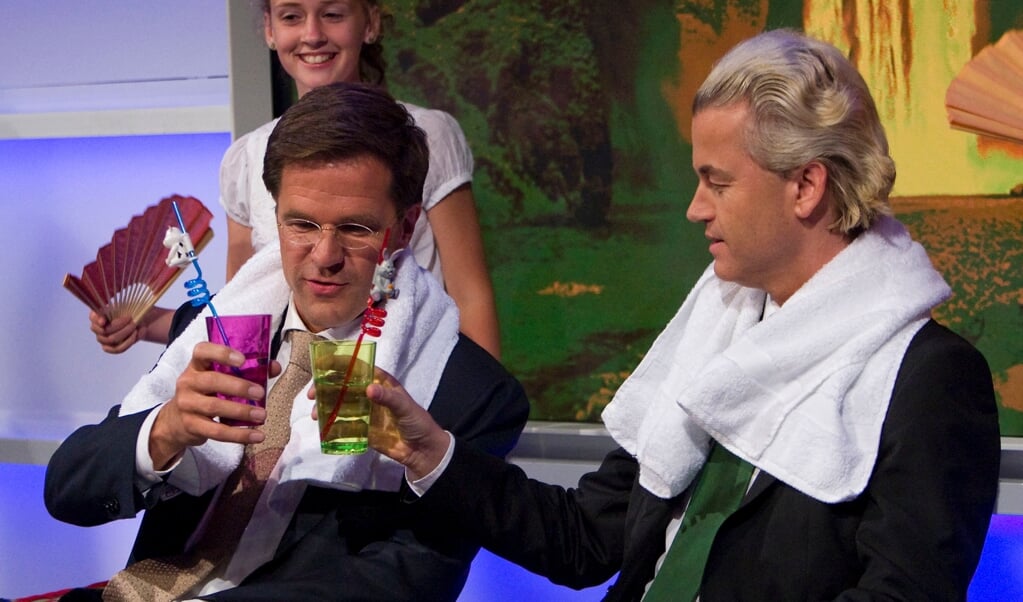Mark Rutte en Geert Wilders genieten van een 'verwenmoment', na lastige vragen van kinderen, tijdens een speciale verkiezingsuitzending. (beeld anp / Ed Oudenaarden)