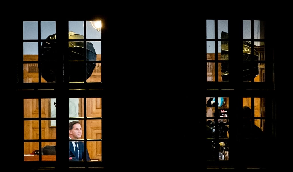 Premier Mark Rutte in zijn werkkamer in het Torentje tijdens zijn toespraak over de lockdown. (beeld anp / Sem van der Wal)