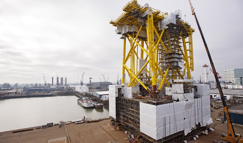 De eerste van twee offshore transformatorplatformen de windparken op de Noordzee ter hoogte van Borssele voor de plaatsing.   (beeld anp / Marten van Dijl)