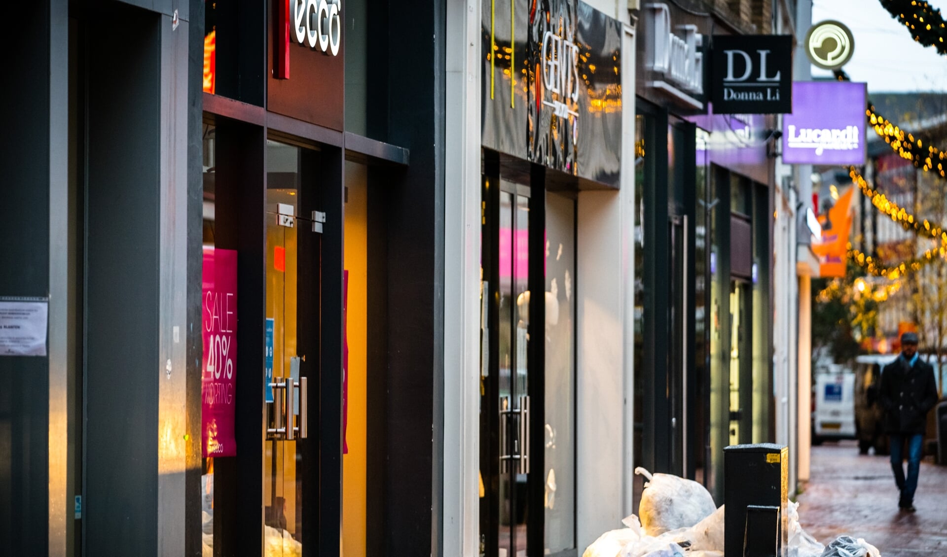 Dichte winkels en een nagenoeg verlaten winkelstraat in de binnenstad van Eindhoven. Niet-essentiële winkels moesten de deuren sluiten.