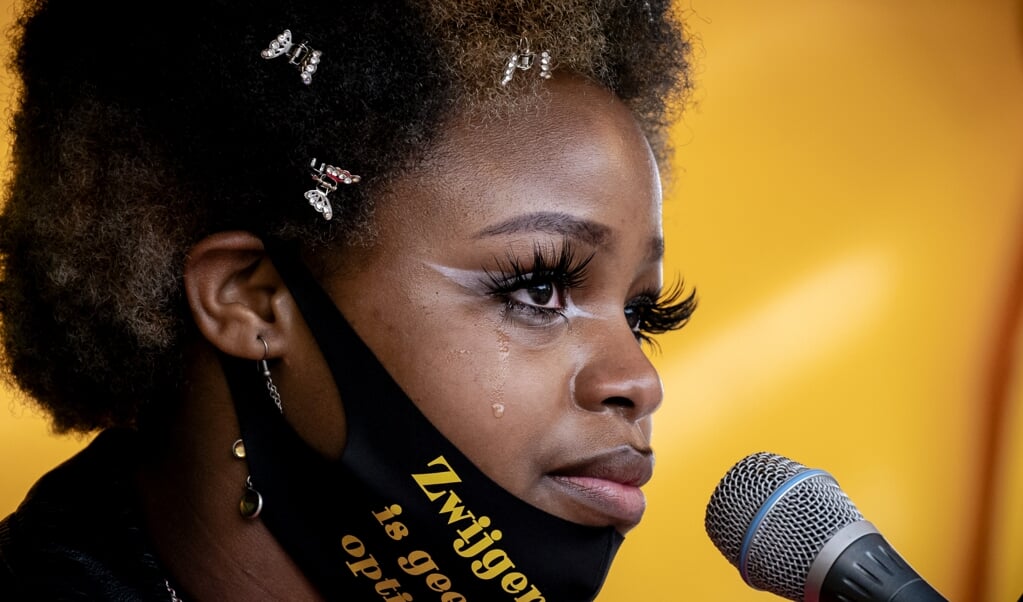 Een spreekster op het podium tijdens een demonstratie tegen racisme, eerder deze maand. Mensenrechten- en klimaatorganisaties organiseerden het protest na een reeks discriminerende acties. (beeld anp / Sander Koning)
