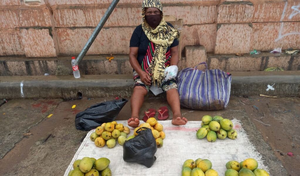 Veel vrouwen verkopen hun groenten en fruit op hun vaste plek op straat. Nu zijn er veel minder kopers voor hun waar.   (beeld Edo Mote)