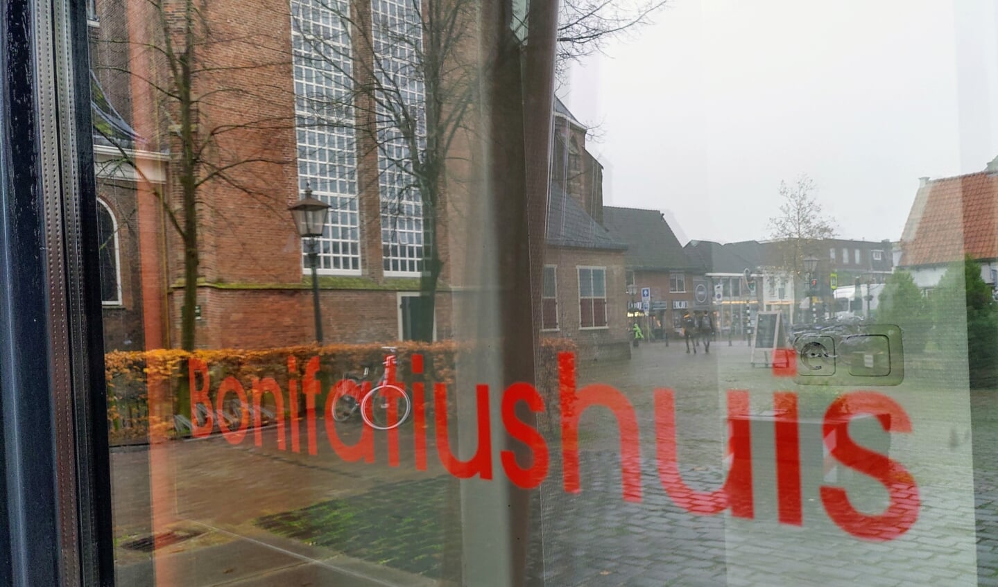 Het Bonifatiushuis; in de ramen weerspiegelt de Pieterskerk.